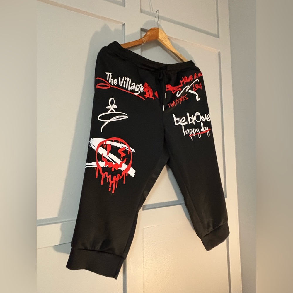 Mens Black Graphic Cropped Jogger shorts - Picture 4 of 10